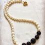 Colier perle albe de cultura & onix negru