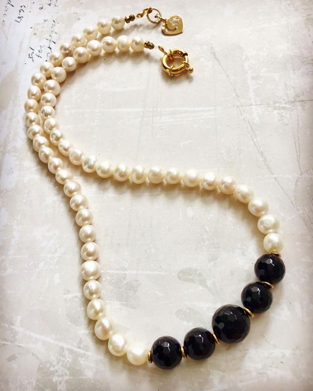 Colier perle albe de cultura & onix negru