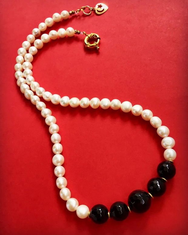 Colier perle albe de cultura & onix negru