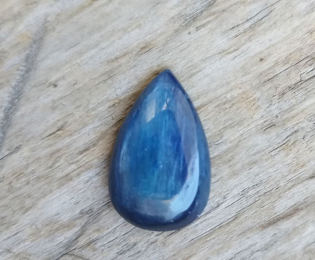 Cabochon kyanite, 25x17 mm