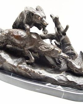 Goana dupa rate-statueta din bronz pe un soclu din marmura