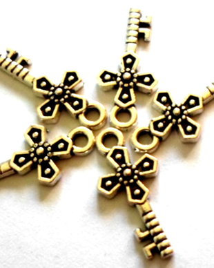 Charm metalic cheie cruciulita argintiu