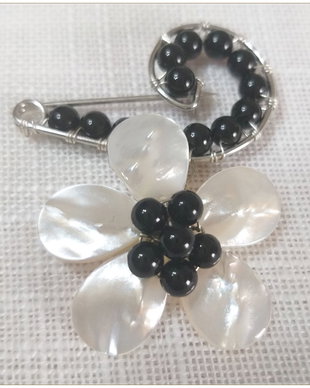 BROSA- FLOARE DE SIDEF ALB SI ONIX NEGRU