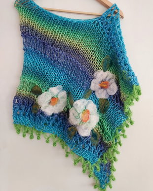 Poncho cu margarete impaslite