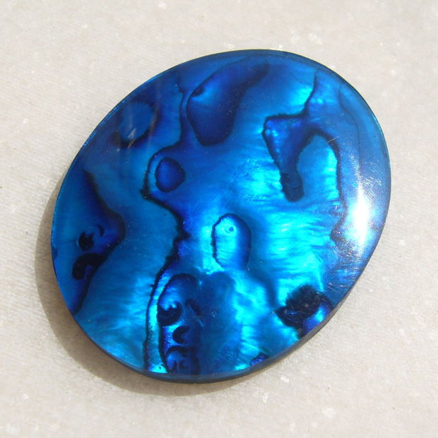 Cabochon din scoica paua abalone naturala acoperita cu un strat protector din rasina aprox 39.5x30.5x4 mm