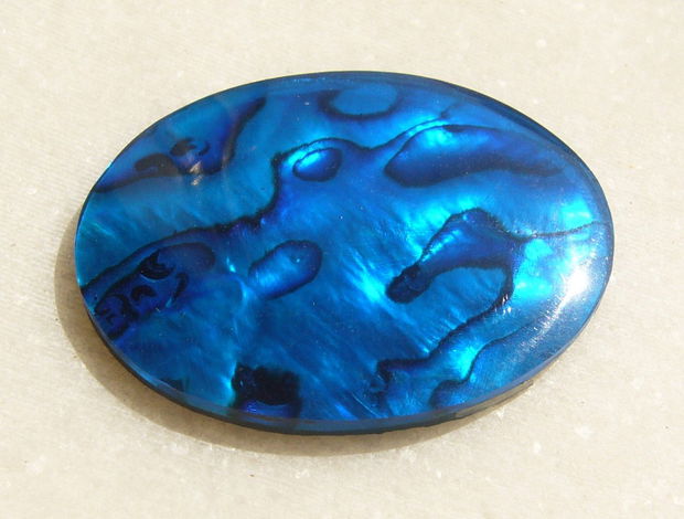 Cabochon din scoica paua abalone naturala acoperita cu un strat protector din rasina aprox 39.5x30.5x4 mm