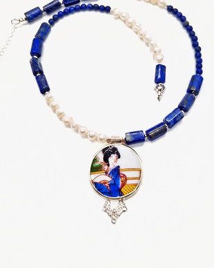 Pandantiv din argint si fragment de portelan "Lapis Lazuli Geisha" pe colier de Lapis Lazuli si perle