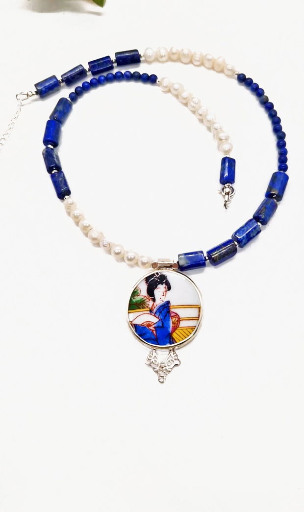 Pandantiv din argint si fragment de portelan "Lapis Lazuli Geisha" pe colier de Lapis Lazuli si perle