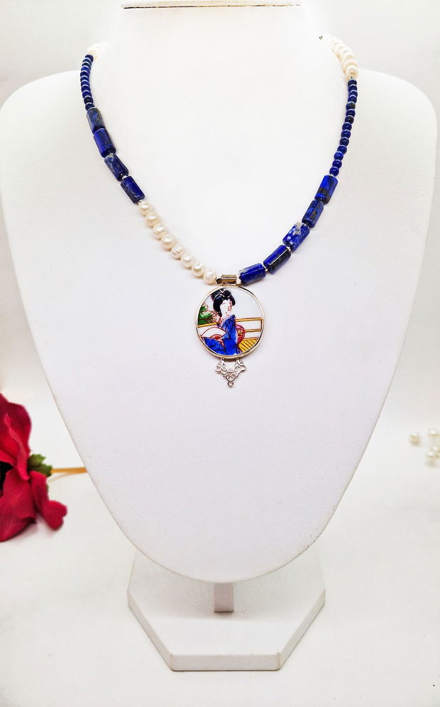 Pandantiv din argint si fragment de portelan "Lapis Lazuli Geisha" pe colier de Lapis Lazuli si perle