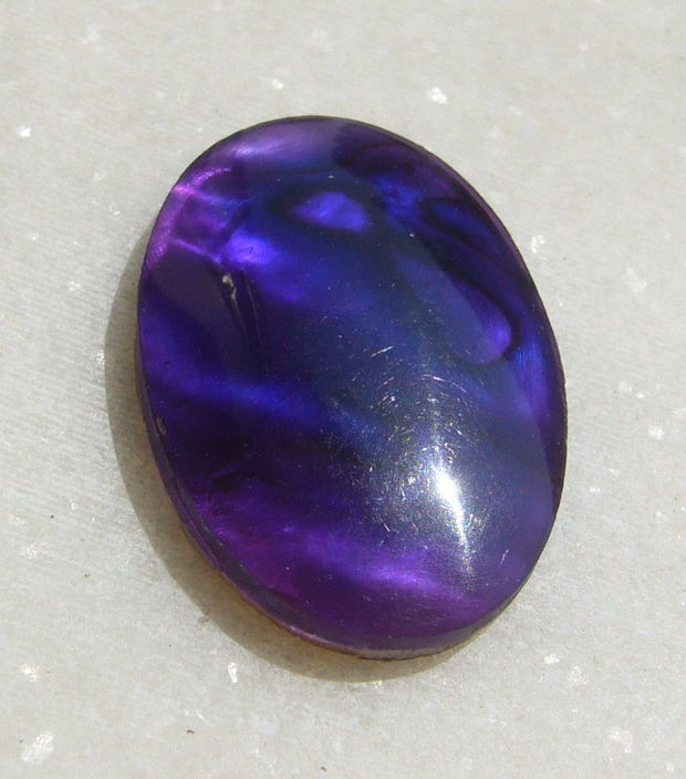 Cabochon din scoica paua abalone naturala acoperita cu un strat protector din rasina aprox 30x20x5 mm