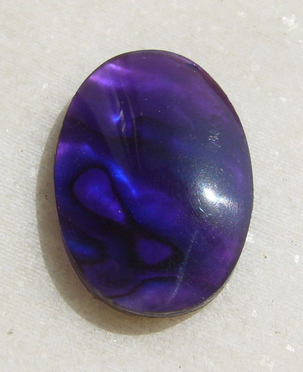 Cabochon din scoica paua abalone naturala acoperita cu un strat protector din rasina aprox 30x20x5 mm