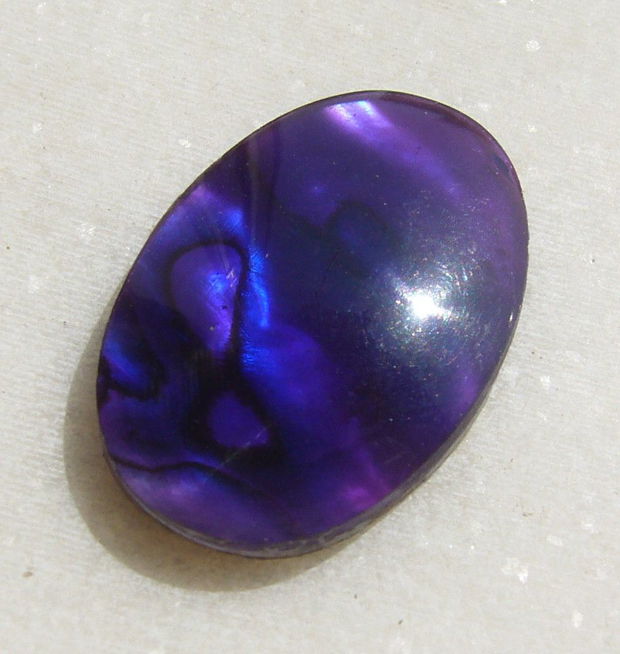Cabochon din scoica paua abalone naturala acoperita cu un strat protector din rasina aprox 30x20x5 mm