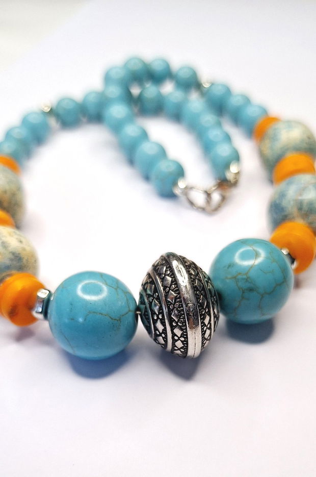 Colier cu pietre howlit turquoise, margele din jasper si rondele din coral portocaliu