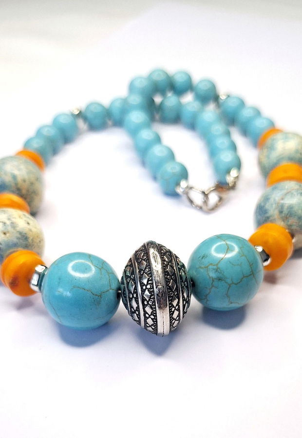 Colier cu pietre howlit turquoise, margele din jasper si rondele din coral portocaliu