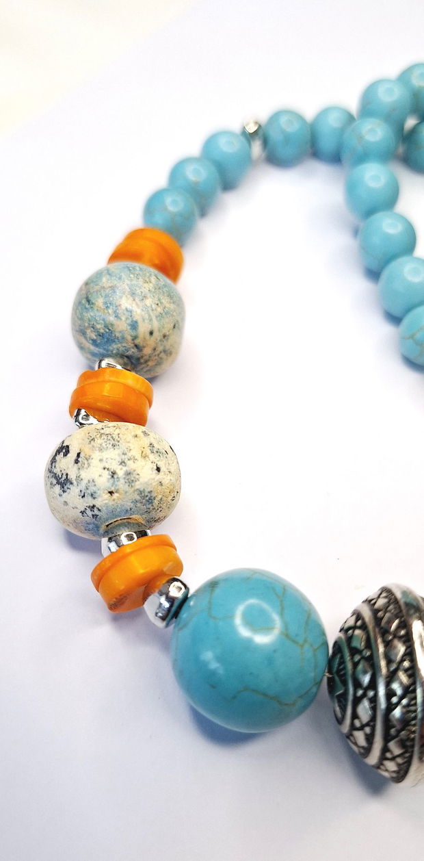 Colier cu pietre howlit turquoise, margele din jasper si rondele din coral portocaliu