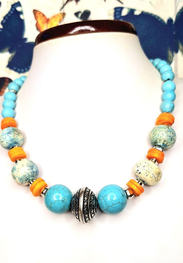 Colier cu pietre howlit turquoise, margele din jasper si rondele din coral portocaliu