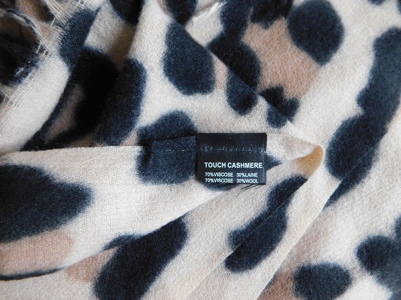 Esarfa  noua   animal  print    viscoza cu  lina , manusi  noi superbe asortate
