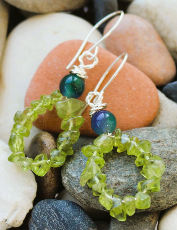 Cercei handmade din cipsuri de peridot si sfere din jad bicolor