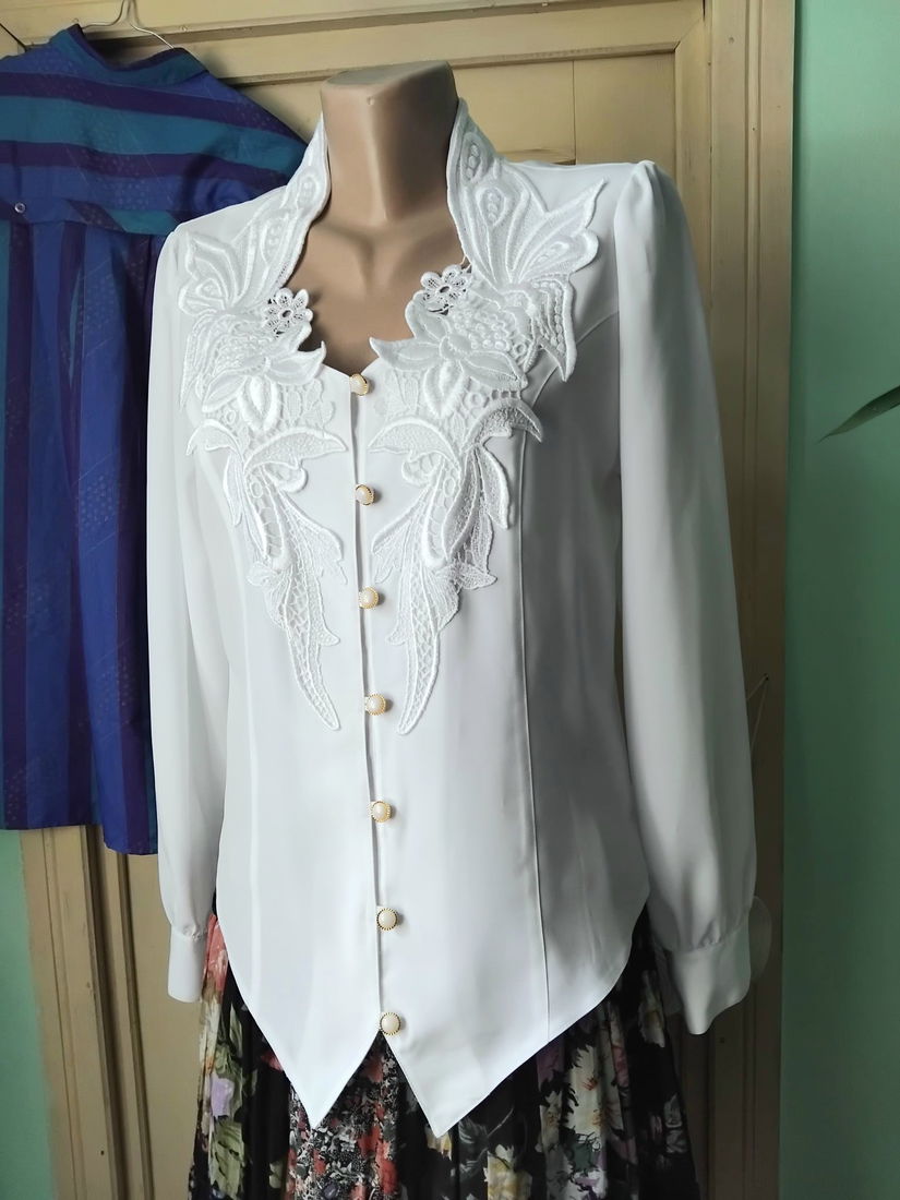 Bluza alba, broderii masive, noua