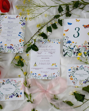 Invitatii nunta handmade - Invitatie pictata manual - "Flori salbatice si fluturi"