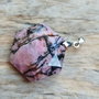 Pandantiv rodonit cu agatatoare argintie 43x30 mm
