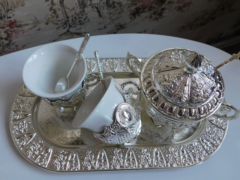 Set    tete a tete  pentru   servit cafea , 2  canite   2   lingurite , zaharnita  lingurita si o tava  superba, noi