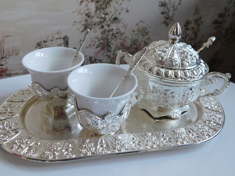 Set    tete a tete  pentru   servit cafea , 2  canite   2   lingurite , zaharnita  lingurita si o tava  superba, noi