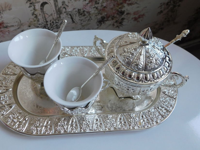 Set    tete a tete  pentru   servit cafea , 2  canite   2   lingurite , zaharnita  lingurita si o tava  superba, noi