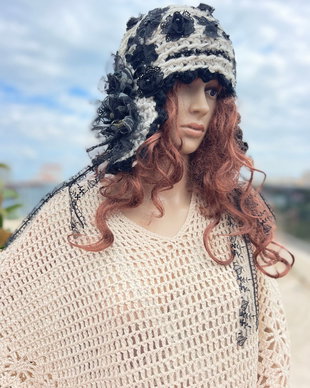 Caciula boema crosetata cu aplicatii florale si dantela Autumn Love