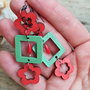 Floricele vesele - cercei lungi, cercei lemn, coral rosu