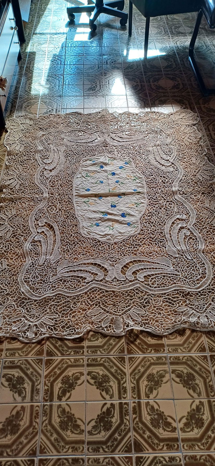 Față de masă decorativă din fir original de macrame, lucrată manual la începutul sec. XX