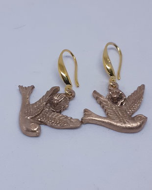 Cercei unicat, atarnatori, in forma de porumbei purtand flori, din bronz auriu