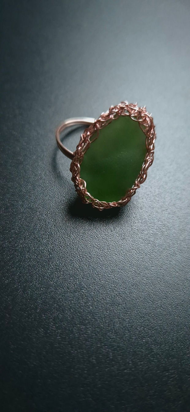 Inel din cupru roz cu sticla de mare (sea glass) verde