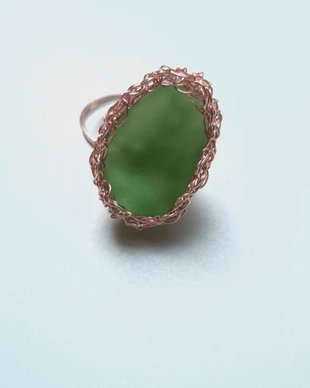 Inel din cupru roz cu sticla de mare (sea glass) verde