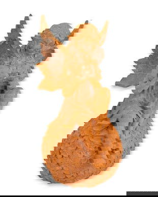 Zana pe o minge-statueta din fonta ruginie