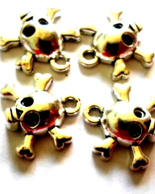 Charm metalic cap de mort cu oase argintiu