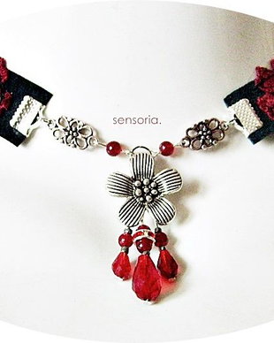 Chocker cu flori dantelate grena si cristale