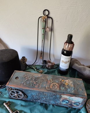 Cutie Unicat pentru Sticlă de Vin - Decorată Manual în Stil Steampunk