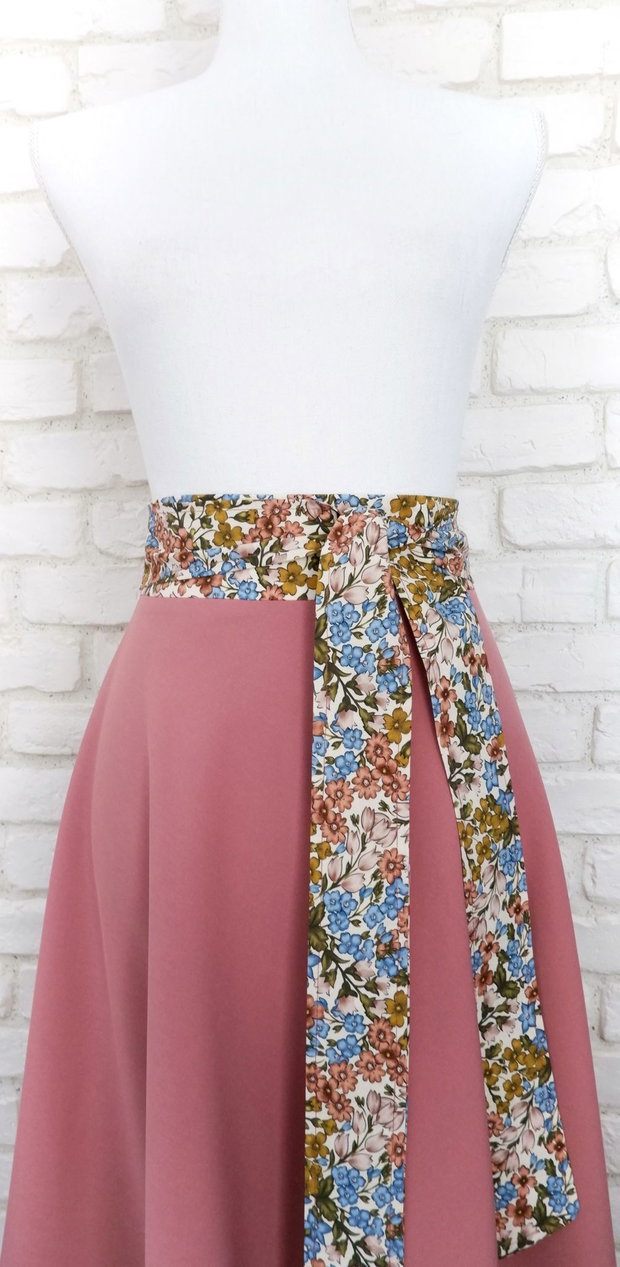 Fusta Clos Roz Prafuit Inchis cu Cordon Flori