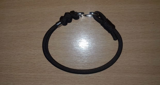 Brățară neagră reglabilă paracord din SUA cu inel inox și închizătoare lock