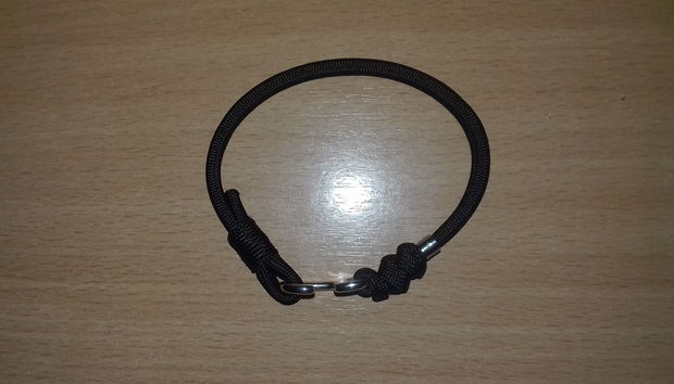 Brățară neagră reglabilă paracord din SUA cu inel inox și închizătoare lock