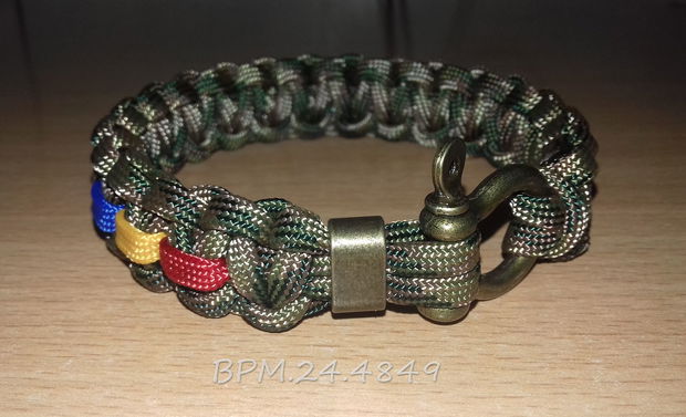 Brățară military tricolor din paracord SUA cu inel și închizătoare metalică bronz antichizat