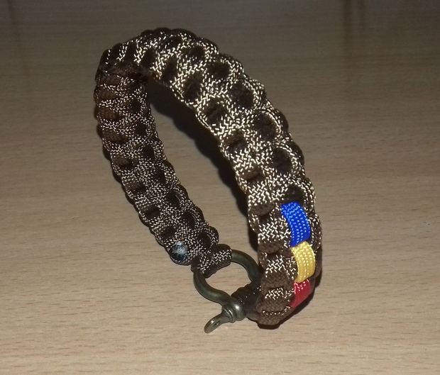 Brățară paracord maro cu tricolor cu inel și închizătoare metalică bronz antichizat