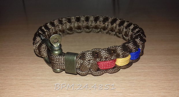 Brățară paracord maro cu tricolor cu inel și închizătoare metalică bronz antichizat