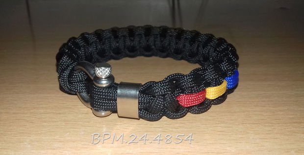 Brățară paracord neagră cu tricolor, inel și închizătoare cu cheiță din inox