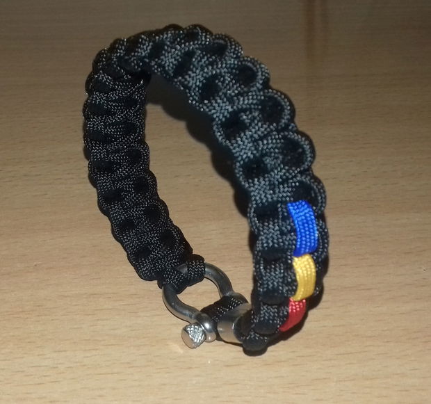 Brățară paracord neagră cu tricolor, inel și închizătoare cu cheiță din inox