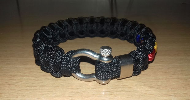 Brățară paracord neagră cu tricolor, inel și închizătoare cu cheiță din inox