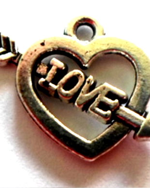 Charm metalic inima cu sageata LOVE pe sageata rama argintiu