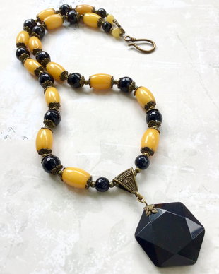 Colier vintage Jad galben & onix negru