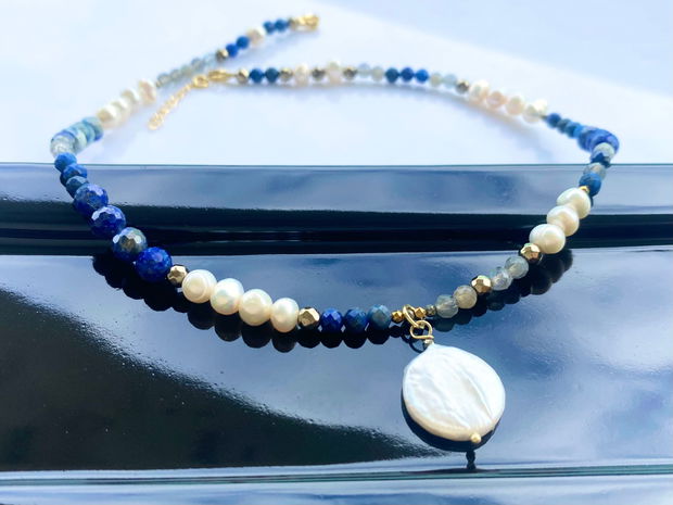 Colier cu lapis lazuli, labradorit, perle de cultura, hematit si perla de cultura baroque moneda